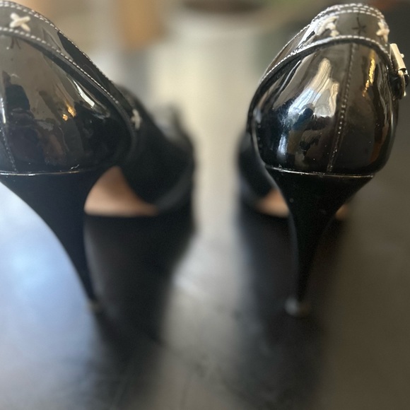 Manolo Blahnik black patent pumps - Picture 3 of 8